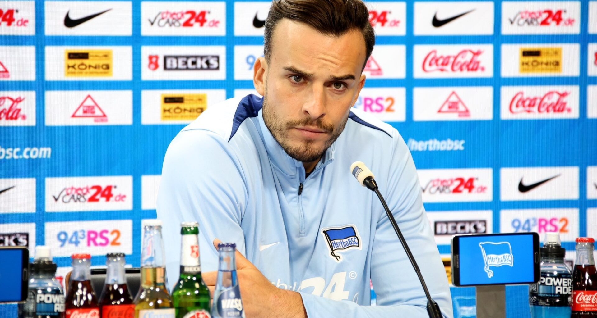 [Florian Plettenberg] Mainz 05 versucht, den Deal von Haris Tabakovic mit der TSG Hoffenheim zu kapern! Mainz macht jetzt mächtig Druck. Konkrete Angebote liegen vor. Aber Hoffenheim will den Deal in den nächsten 1-2 Stunden bekannt geben.
