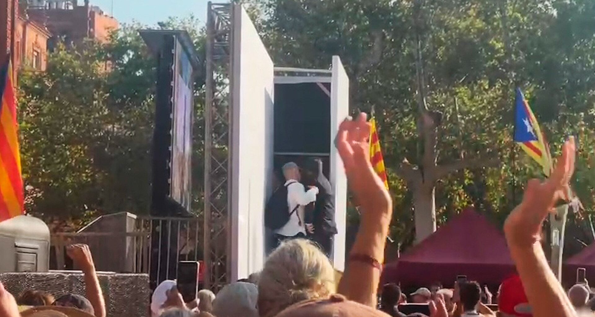 Así desapareció Puigdemont en Barcelona tras su discurso desafiante: "Ni detenido ni localizado"