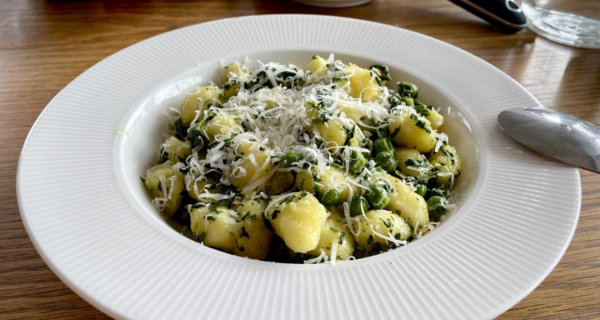 Gnocchi, peas and spinach in a creamy sauce with white wine