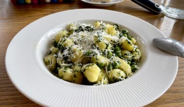 Gnocchi, peas and spinach in a creamy sauce with white wine