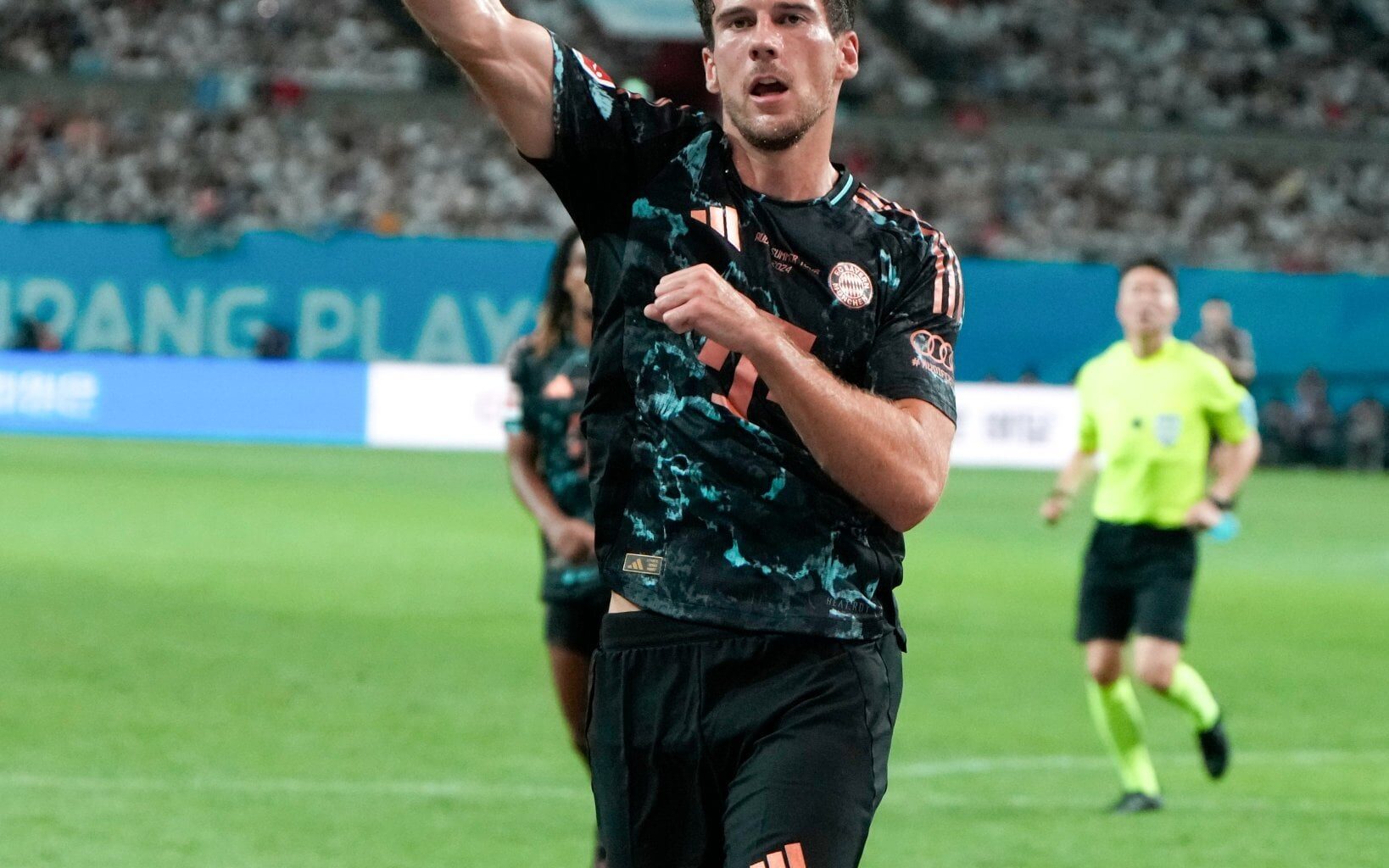 A move to Atlético Madrid, who are interested, is not a topic for Leon Goretzka. He wants to stay at Bayern and is motivated to prove himself under Vincent Kompany. No talks with other clubs