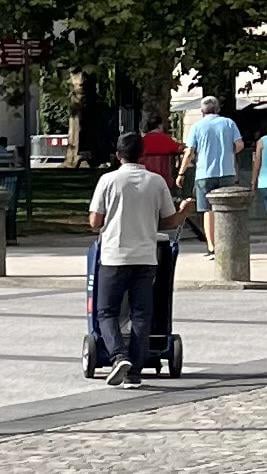 Je se kdo opazil tole gesto? Semizdi da je Mek placal nekoga za ciscenje smeti po Lj. Uniformo ima isto kot zaposleni. Rabimo potrditev. Ce je res kapo dol kakorkoli.