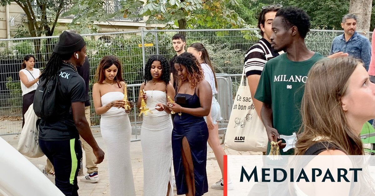 Avec les vendeurs à la sauvette de la tour Eiffel : « La police nous chasse, on n’arrive pas à travailler »