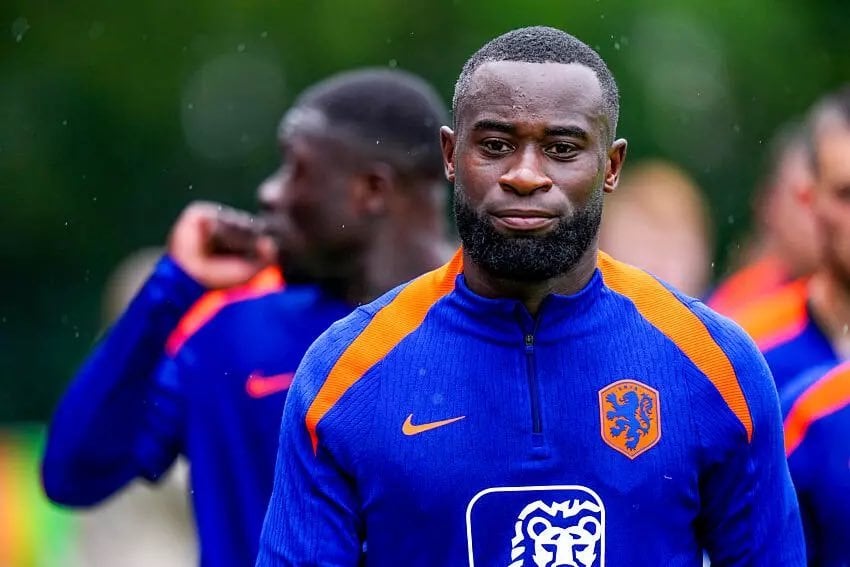 [Romain Collet-Gaudin] Dutch international Lutsharel Geertruida is heading towards Aston Villa. Paris were interested in the player but were too late to struck up a deal.