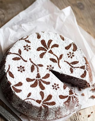 This is “Torta Caprese” 🇮🇹 one of my fav childhood chocolate cake ♥️