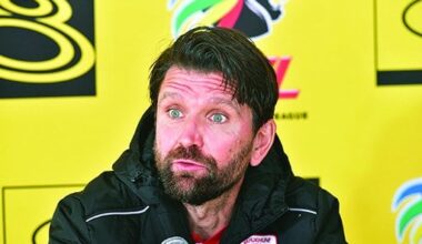 Peter Hyballa tritt nach nur einem Monat in Südafrika zurück: Sein Verein wurde mit einem Video erpresst, welches den deutschen Trainer beim Geschlechtsverkehr mit einer Prostituierten in einem Bordell zeigte