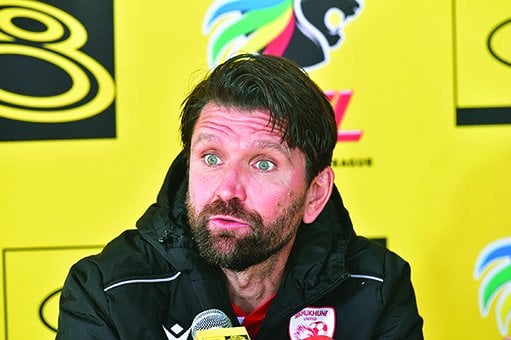 Peter Hyballa tritt nach nur einem Monat in Südafrika zurück: Sein Verein wurde mit einem Video erpresst, welches den deutschen Trainer beim Geschlechtsverkehr mit einer Prostituierten in einem Bordell zeigte