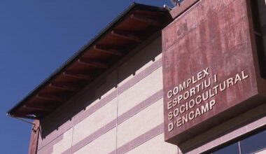 Rep l'impacte d'un canó de confetti a la cara