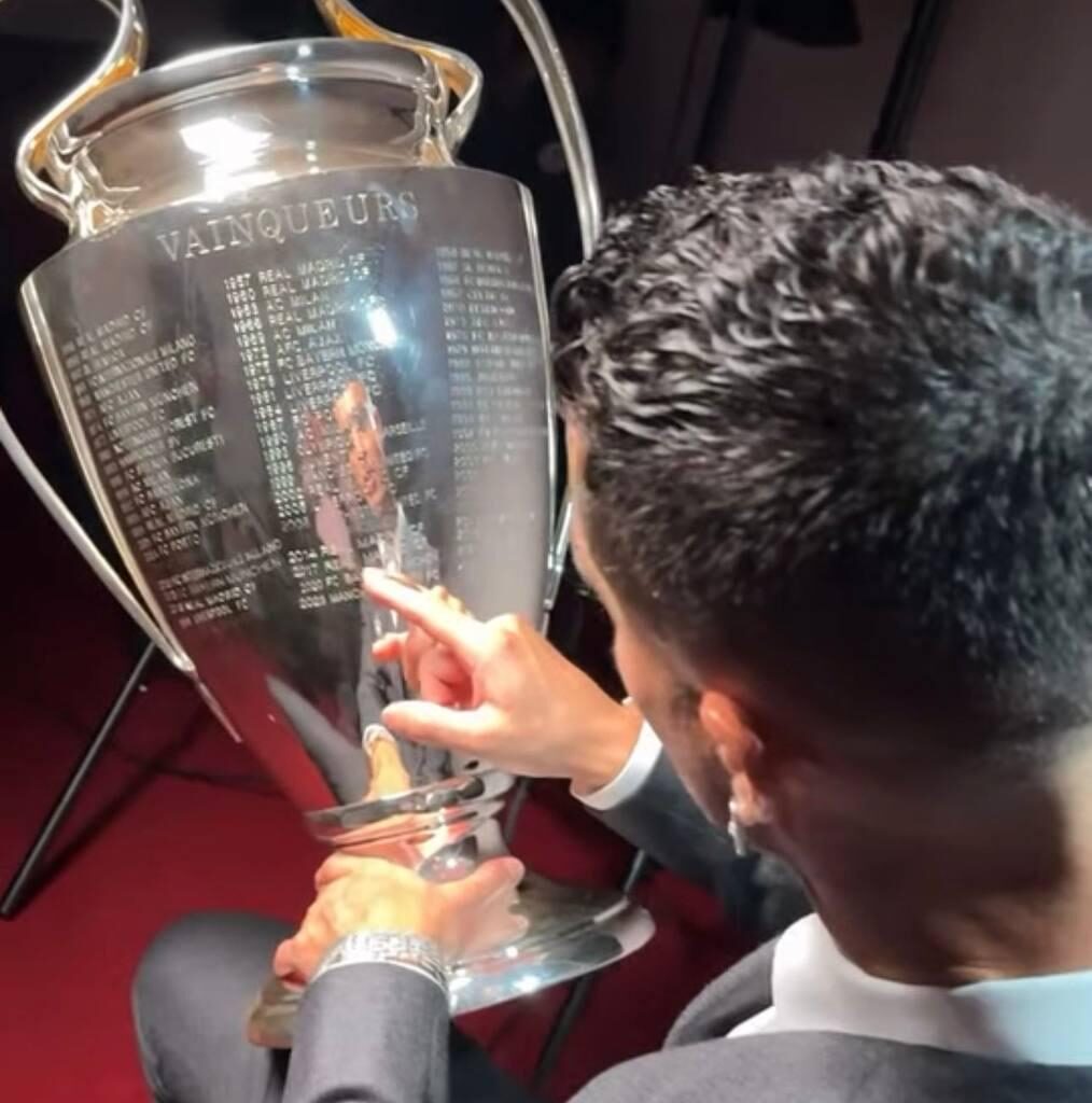 Cristiano Ronaldo pointing to his UCL victories with Real Madrid. 🤍