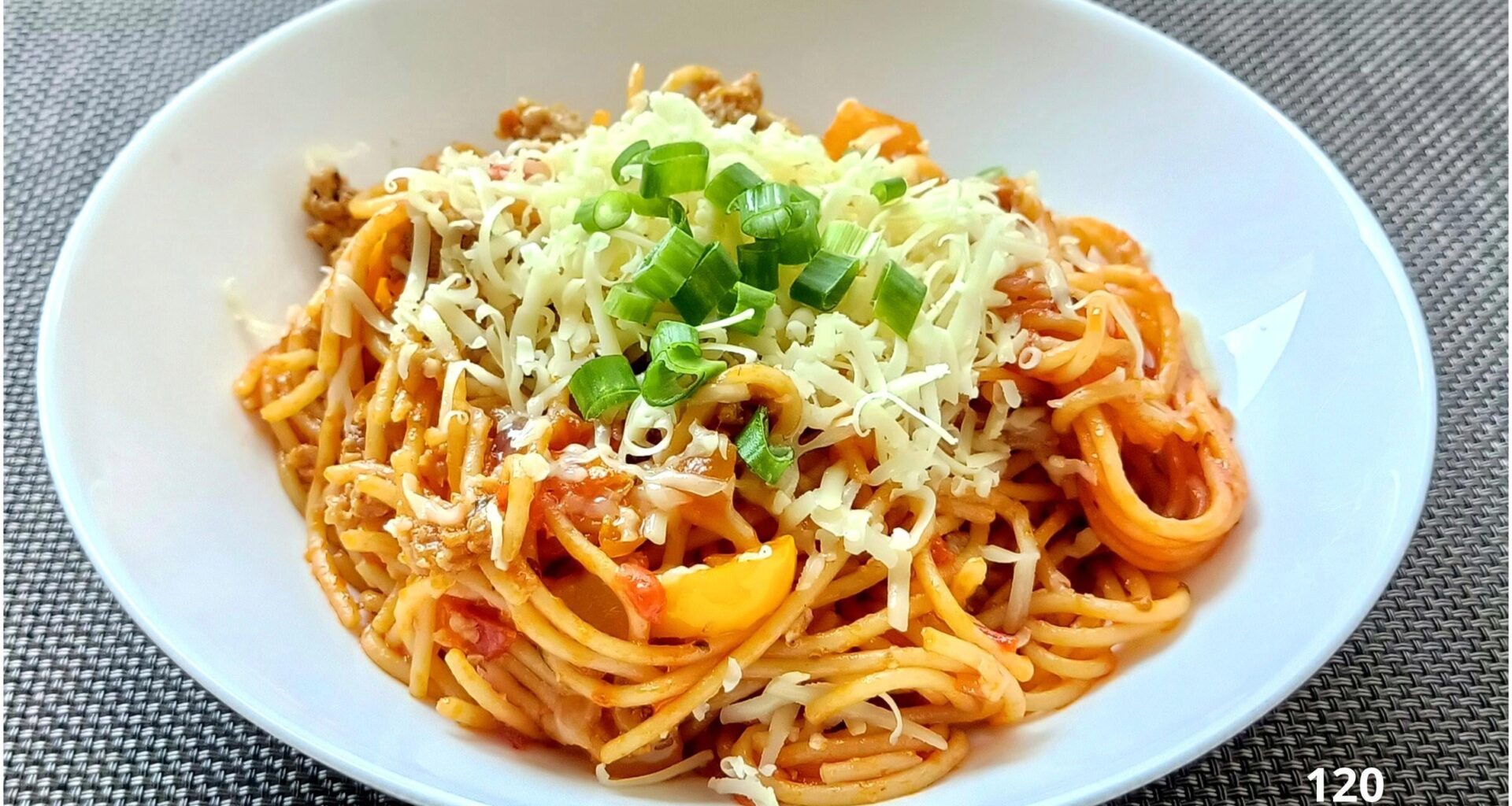 Spaghetti from one pan with minced meat on onions and spaghetti seasoning. Sprinkled with real parmesan.