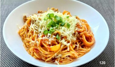 Spaghetti from one pan with minced meat on onions and spaghetti seasoning. Sprinkled with real parmesan.