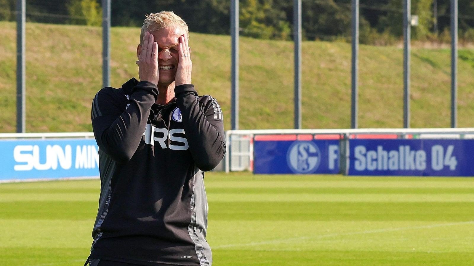Friedensgipfel mit Ben Manga ist ausgefallen - Geraerts: "Ich habe gestern oder vorgestern ganz kurz mit Ben telefoniert, der Inhalt bleibt intern. Ich kann darüber nicht mehr sagen. Ich habe mich fokussiert auf das Spiel gegen Darmstadt. Für mich ist das Thema in diesem Moment geschlossen."