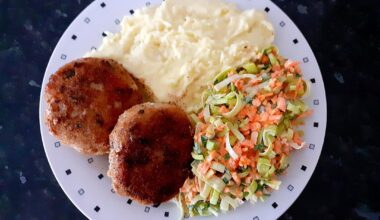 Stuffed minced cutlets with bacon, onion and pickled cucumber, salad with leek and carrot, parsley and lime, puree
