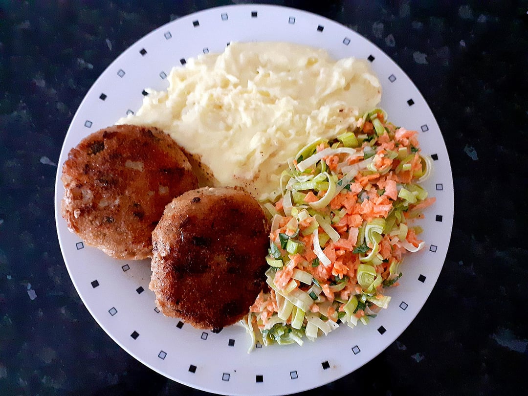 Stuffed minced cutlets with bacon, onion and pickled cucumber, salad with leek and carrot, parsley and lime, puree