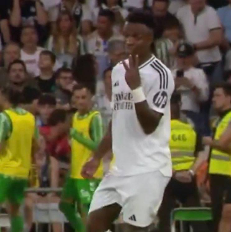 Vinicius Jr after Mbappé’s second goal: “Kylian, Kylian… let’s go for three.”