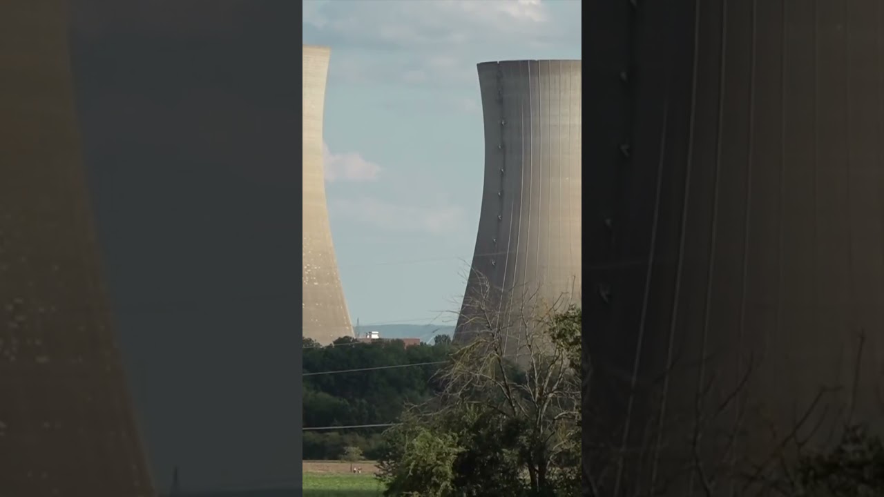 ENDE DER ATOMKRAFT: Grafenrheinfeld-Türme gesprengt - in Sekunden verschwunden! | WELT #shorts