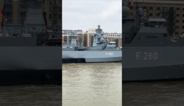 LONDON SCHMUNZELT: Deutsche Marine spielt Darth Vader Melodie beim Einfahren! | WELT #shorts