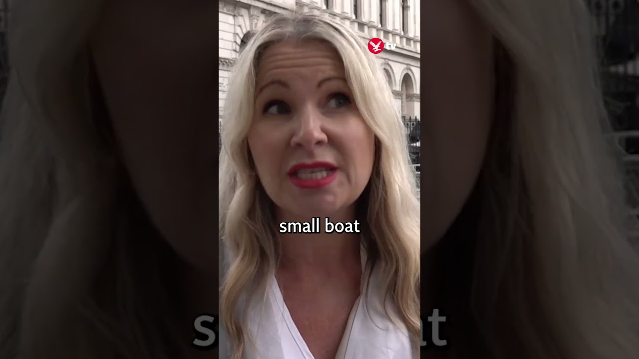 Protesters pay tribute to 12 people who died in English Channel #news #shorts