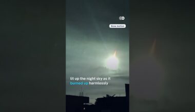 Video captures the moment an asteroid lights up the sky above the Philippines | DW News