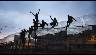 La police marocaine empêche des centaines de migrants d'entrer dans l'enclave espagnole de Ceuta