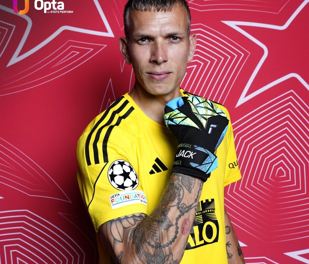 [OptaJohan] Marco Bizot (Brest) and Kjell Scherpen (Sturm Graz) are the first Dutch goalkeepers to start in the same Champions League match for two non-Dutch sides since Ruud Hesp (Barcelona) and Ed de Goey (Chelsea) in April 2000