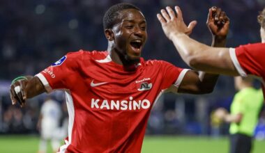 AZ mede dankzij fraaie stift Sadiq minimaal twee dagen koploper Eredivisie: 1-2