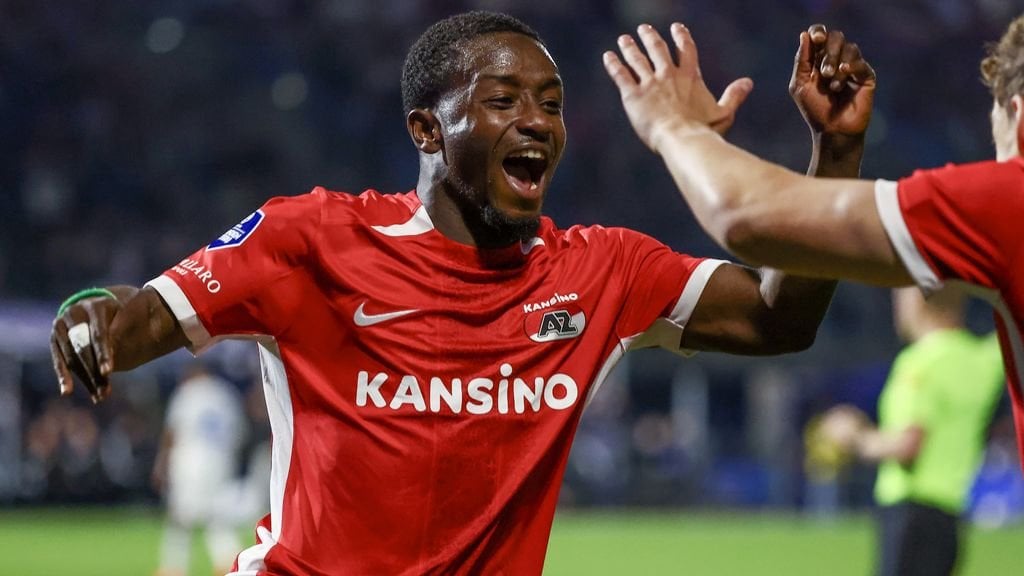 AZ mede dankzij fraaie stift Sadiq minimaal twee dagen koploper Eredivisie: 1-2
