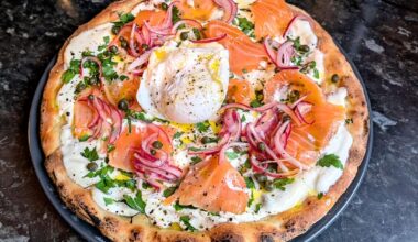 Flatbread with smoked salmon, pickled onions, sour cream, parsley & capers and smoked oil