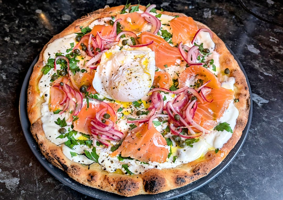 Flatbread with smoked salmon, pickled onions, sour cream, parsley & capers and smoked oil