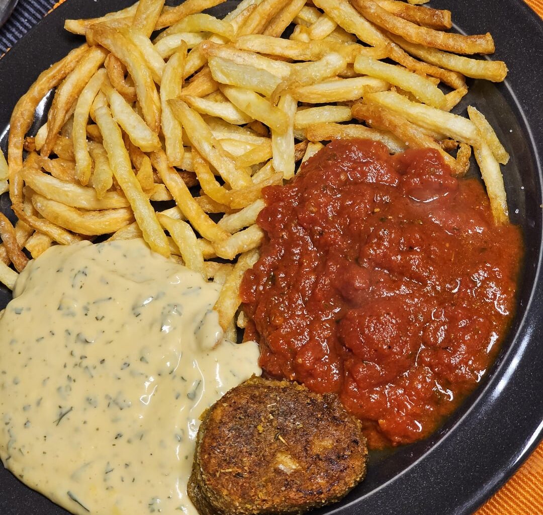 As it's getting colder here, it was high time for a Béarnaise, here with pork fillet medallions, served with fries and tomato sauce, all home made as far as feasible [we didn't raise the pig]