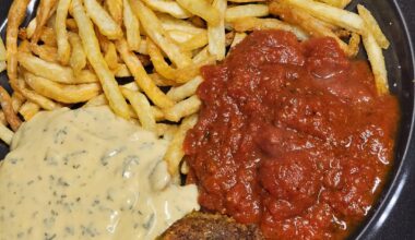 As it's getting colder here, it was high time for a Béarnaise, here with pork fillet medallions, served with fries and tomato sauce, all home made as far as feasible [we didn't raise the pig]