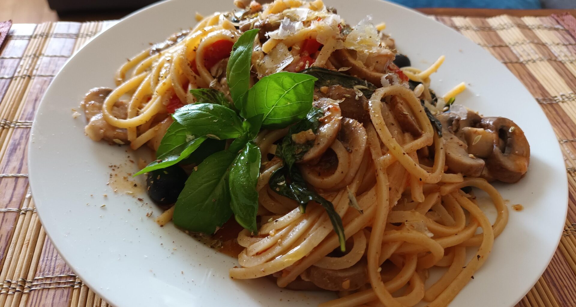 Pasta with fresh mushrooms.