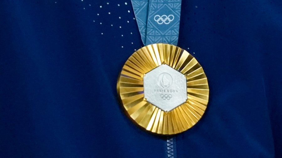 Hungarian Olympian Laszlo Csongradi offers to will his stolen gold medal to the thief if he can have it back while he's alive