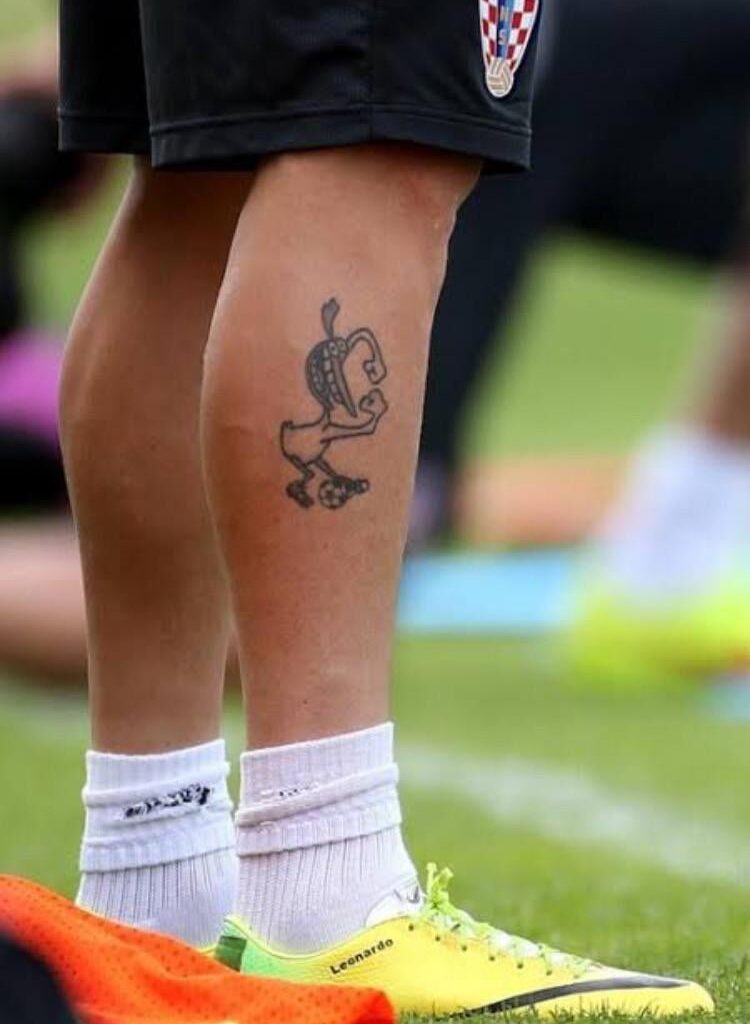 [Bas van der Hoven] Ivan Perisic wordt de eerste Eredivisie-speler met een tatoeage van een voetballende kip. Tatoeage is een knipoog naar de transfer naar Sochaux die hij als 17-jarige maakte, om de kippenboerderij van zijn familie financieel overeind te houden.