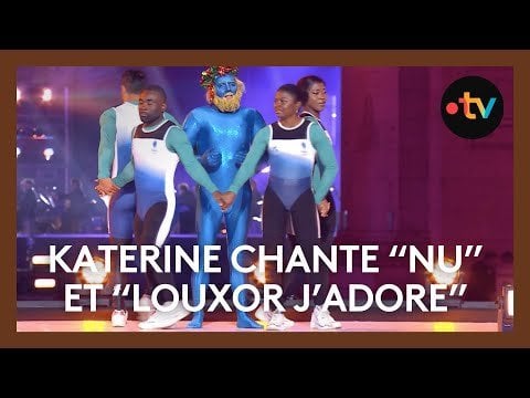 Naked Blue God - Philippe Katerine is back at the Arc de Triomphe show !