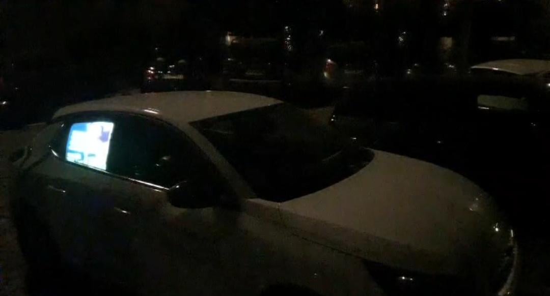 Parkende Leihwägen haben jetzt leuchtende Video-Werbung, I guess -_-