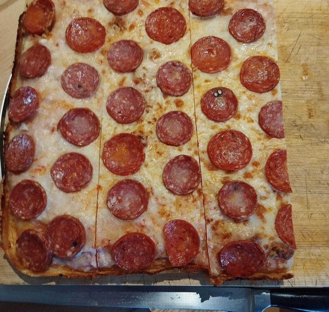 "Detroit style" pizza. Pepperoni, mozzarella, Parmigianino. Fermentation de 24 h