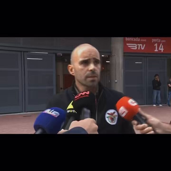 João Diogo Manteigas, candidato a presidente do Benfica em 2025, estava a explicar aos jornalistas as razões que levaram à interrupção da AG, quando foi interrompido por alguns adeptos que pediram que 'se calasse' e atiraram cerveja.