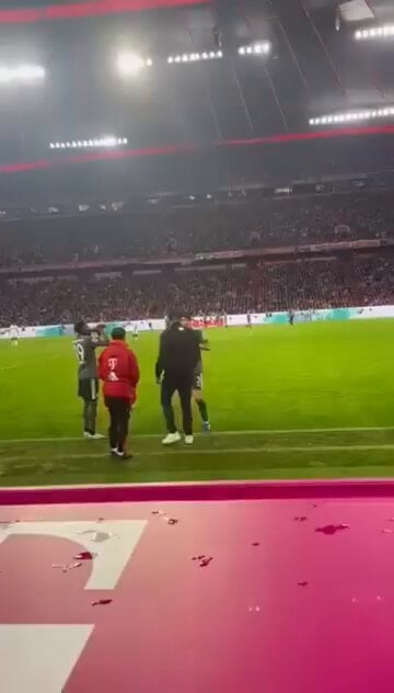 Sven Ulreich: Heckler destroys Sport Director at the Leverkusen match