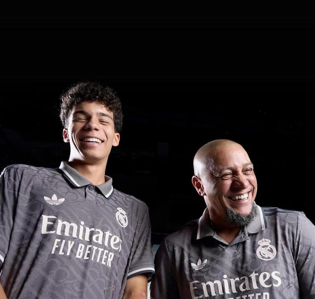 Roberto Carlos with Enzo Alves (Marcelo's son) in a new appearance wearing Real Madrid's 3rd kit. Marcelo and Carlos were together at Madrid for one season 2006/2007
