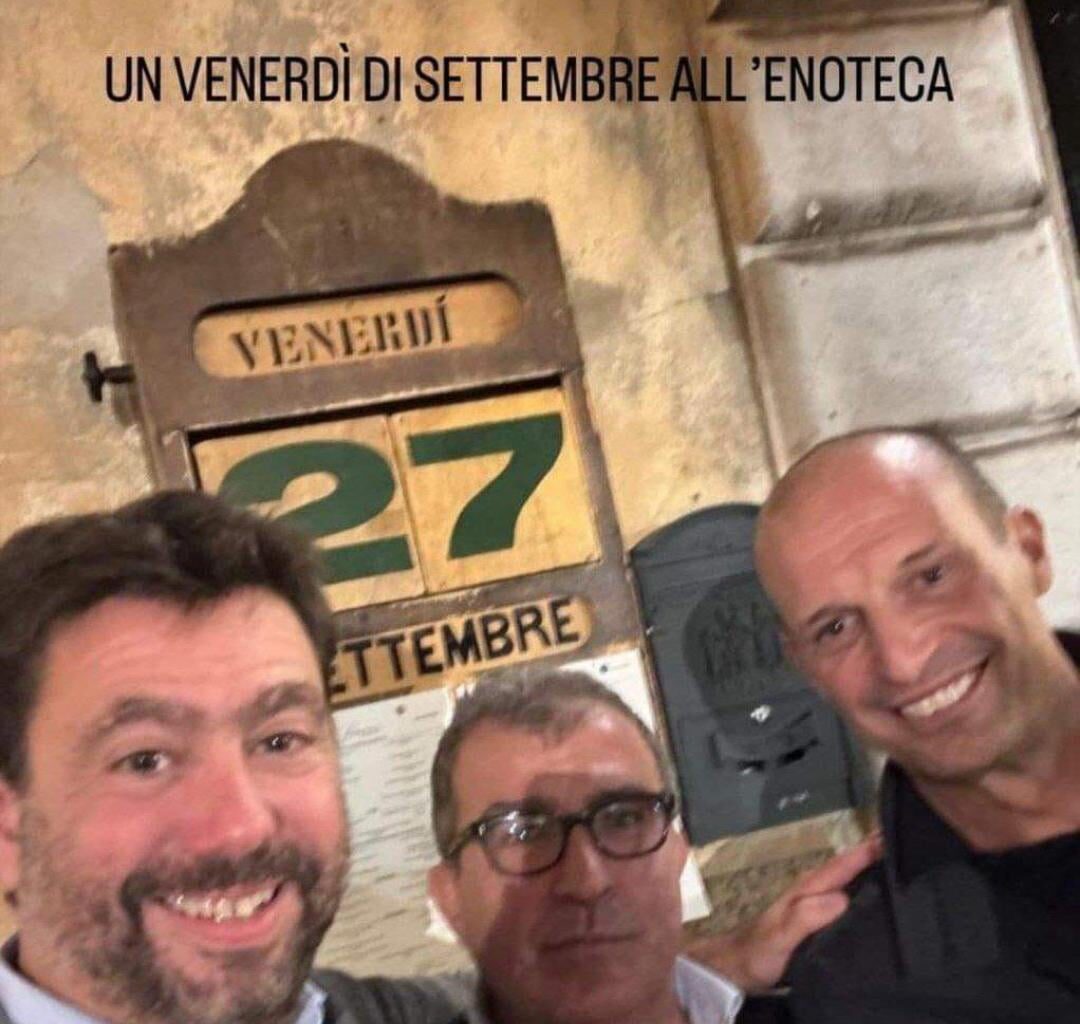 Meanwhile in a random bar in Torino two best friends are having a drink...Any familiar faces?? 😉