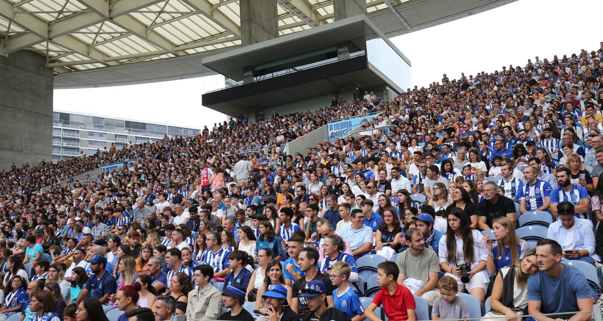 Porto bateu o recorde de assistência no futebol feminino em Portugal com mais de 30 mil espectadores no jogo de apresentação da equipa