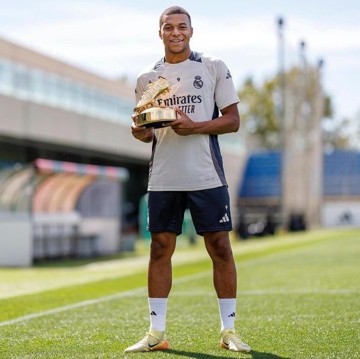 Mbappe with UCL Golden Boot Award