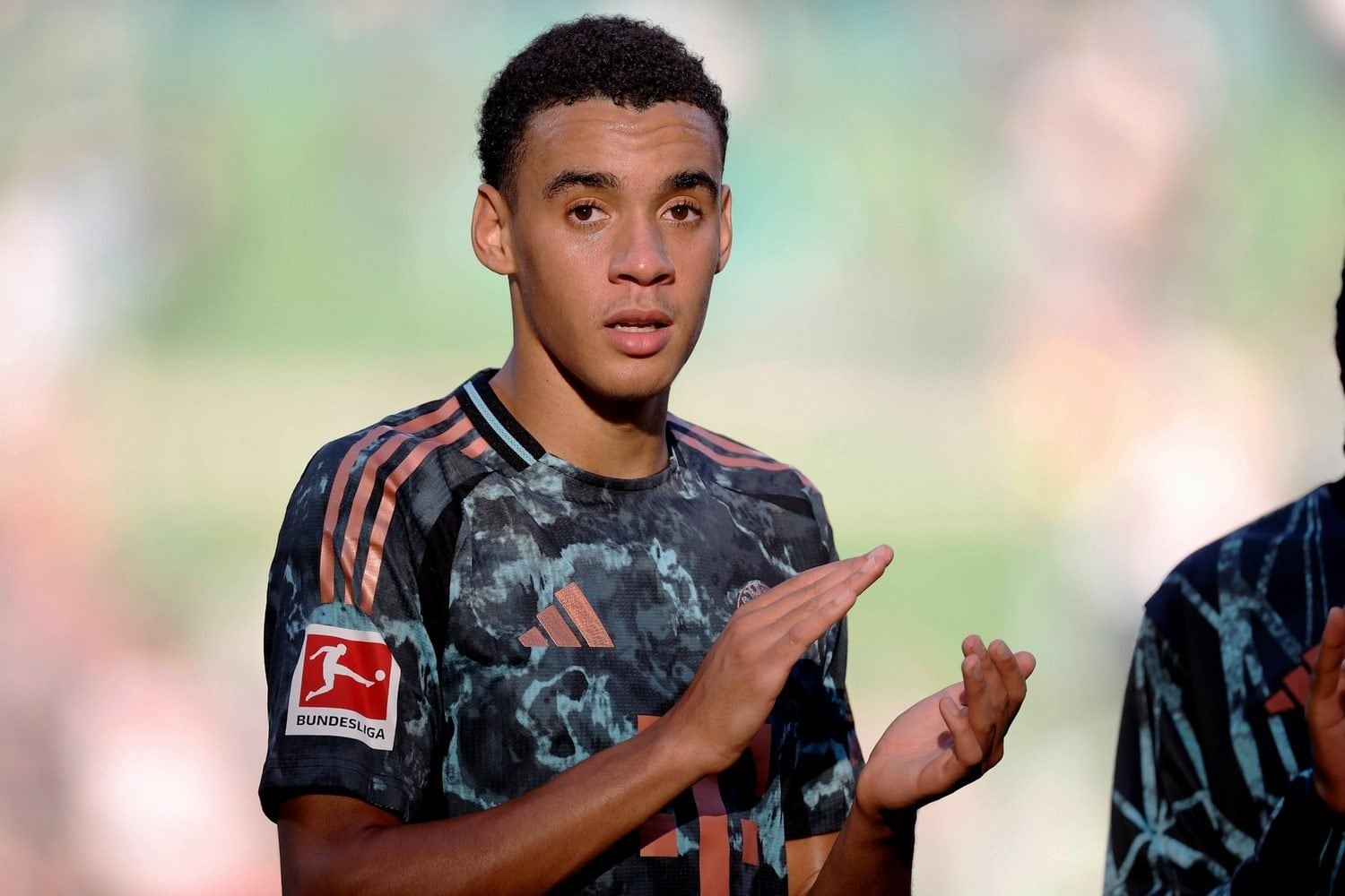 Contract negotiations involving Bayern and Jamal Musiala have started. Max Eberl and Christoph Freund had a meeting with Musiala and his management last week at the 'Käfer' restaurant in Munich. It is now clear to everyone which 5 points will be crucial in order to reach an agreement over a new deal