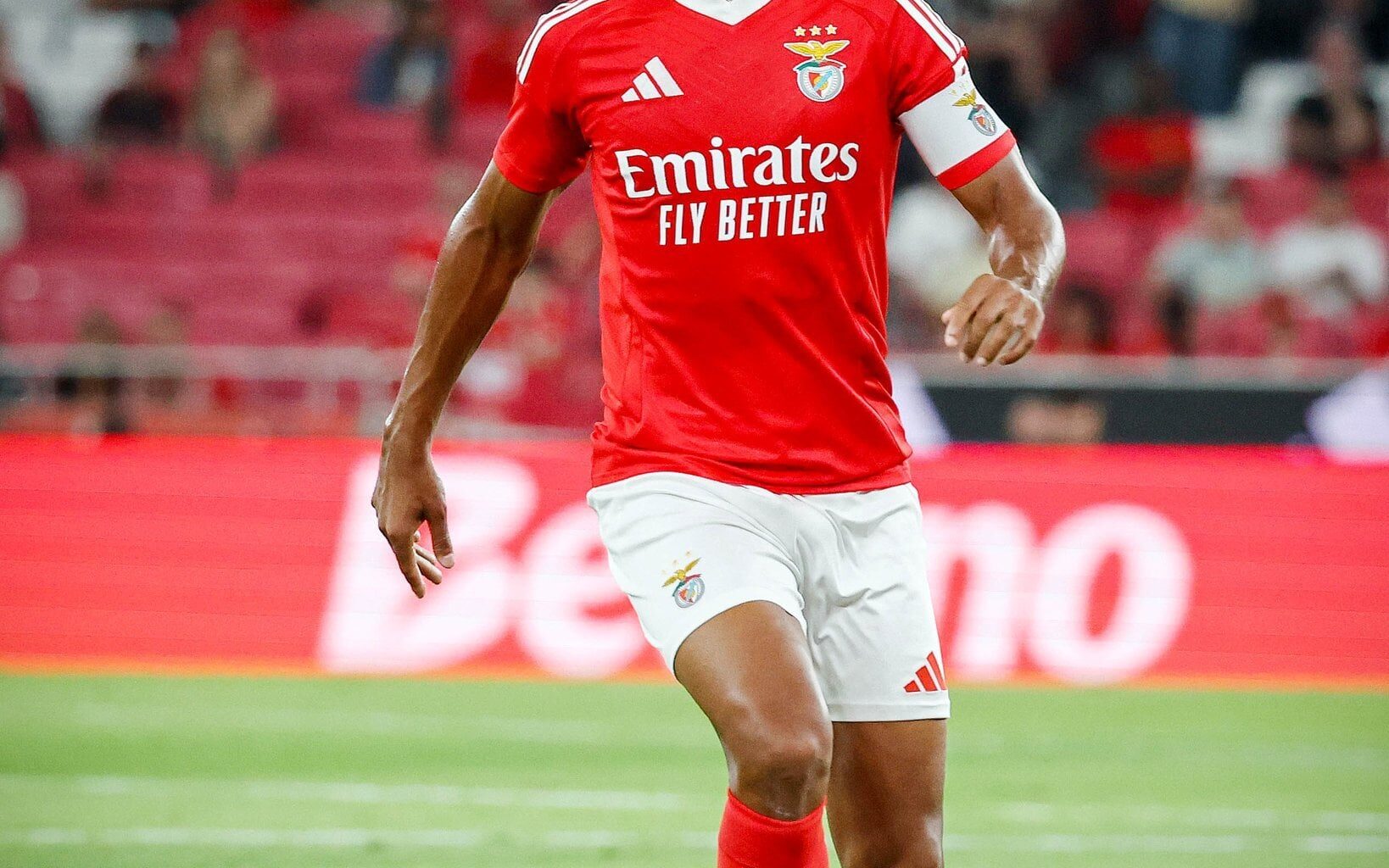 Benfica oficializa saída de João Mário