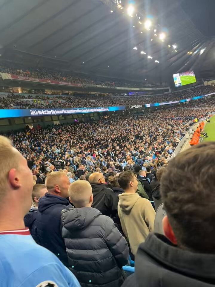 [abagail] Thoroughly enjoying the FC Twente fans in here tonight 😂