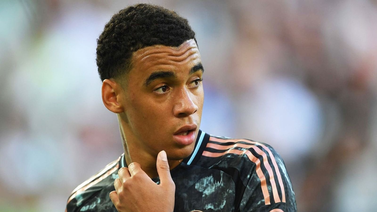 Bayern-Star Jamal Musiala spricht über Zukunft: "Ich bin sehr glücklich beim FC Bayern und voll auf unsere Ziele mit dem Klub und der Nationalelf fokussiert. Wo ich in fünf Jahren spiele, darüber mache ich mir keine großen Gedanken. In der Fußballwelt kann sich immer schnell etwas ändern."