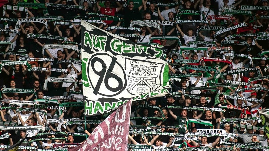 Niedersachsenderby mit Gästefans - Ministerin Behrens: "Letzte Chance"