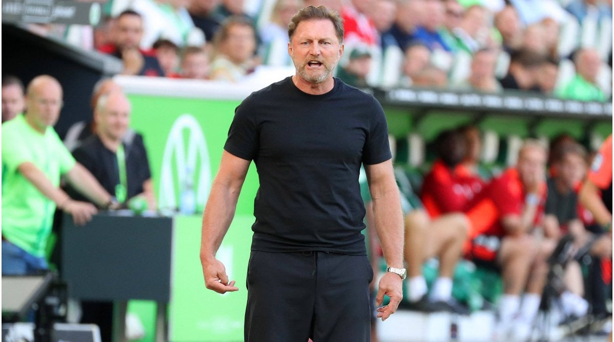 Hasenhüttl erklärt „Friedhof“-Kritik: „Ich würde es nicht noch mal so benennen, ich sehe darin aber auch keinen großen Fehler. Es ist manchmal auch einfach wichtig, kritisch zu sein. Ich verlange viel. Von mir, von meinen Spielern, aber auch von den Fans.“