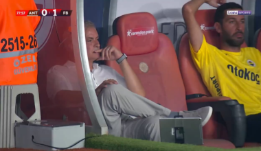 Fenerbahçe teve um golo anulado por fora de jogo e Mourinho viu amarelo por colocar um portátil com o frame do lance em frente à câmara de transmissão televisiva.
